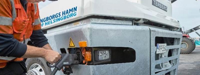 N.C. Nielsen har levererat världens fyra första elektriska Terberg YT-terminaltraktorer till Helsingborgs Hamn. Foto: N.C. Nielsen