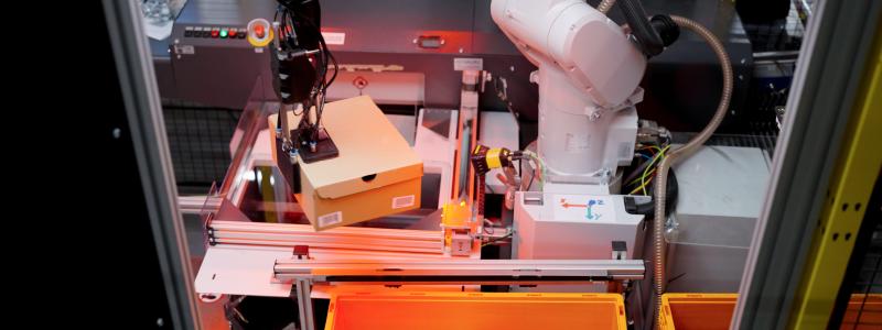 Systemet använder datorseende för att identifiera produkter och anpassa grepp i realtid. Robotarna är även utrustade med gripdon som håller kartongen stabil under hantering. Foto: Zalando