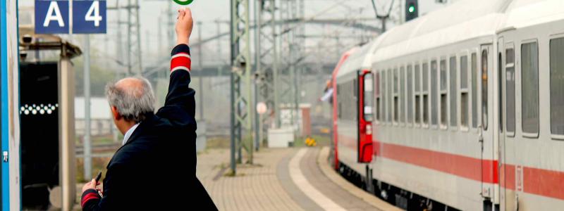 Lokföraren för en av Deutsche Bahns InterCity-tåg erhåller avgångssignalen vid Saalfeld (Saale) station. Foto: Wikipedia Common,Kredit: indigenous