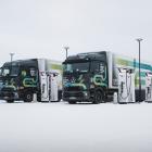 Eldrivna tunga lastbilars marknadsandel har på ett år gått från 4,6 % till 12 %. Här är två Mercedes-Benz eActros 600 som nyligen var på vintertester i Sverige. Foto. elife