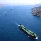 När risken för störningar i Hormuzsundet minskar, faller också priset på råolja snabbt. Samtidigt stärks börser globalt när investerare tolkar vapenvilan som ett tecken på minskad geopolitisk risk. Foto: Observer Research Foundation