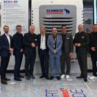 Representanter från AddSecure och Schmitz Cargobull firar sitt fördjupade partnerskap för att driva utvecklingen av uppkopplade transportlösningar i hela Europa. Foto: AddSecure