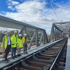 Adif planerar omfattande reparations- och underhållsarbeten på en metallbro mellan stationerna Espeluy och Mengíbar på den konventionella linjen Madrid–Jaén. Arbetet inleddes nyligen och de pågår till cirka maj året därpå. Brosträckan är cirka 250 meter lång och korsar Guadalquivir-floden mellan kilometrar 338/620 och 338/800. Arbetena involverar strukturell förbättring och byte av sliprar. När broarbetet är klart kommer nuvarande hastighetsbegränsning att tas bort, vilket väntas förbättra tågens punktlighet. Foto: Adif