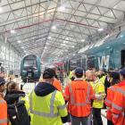 Medarbetare och samarbetspartners samlades vid Alstoms depå i Grorud i Oslo för att fira det 100:e ERTMS-utrustade tåget. Foto: Alstom