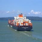 Containerfartyget Amsterdam Express på väg till nästa sluss. Låga vattennivåer i Gatúnsjön har tvingat Panamakanalen att minska antalet dagliga slussningar. Foto: Wikipedia Commons, Kredit: Jean-Philippe Boulet