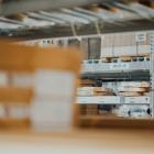 Ett nytt logistikcenter för apoteksvaror planeras i Klinga verksamhetsområde vid E4 söder om Norrköping. Foto: chuttersnap/unsplash