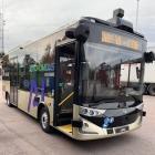 Bussen är eldriven och utrustad med lidar, sensorer, GPS och vinterdäck. En säkerhetschaufför finns alltid ombord för att övervaka körningen och vid behov ta över manuellt. Foto: Robin Andersson /Sälen Buss.