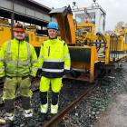 Vid Bane NORs Alnabru-terminal står tung snöröjningsutrustning och arbetslag redo att hantera vintern på järnvägen. Christian Iversen, arbetsplanerare vid Alnabru-terminalen och Tormod Bergerud, chef för operativt stöd i Stor-Oslo-regionen på Bane NOR.  FOTO: Harry Korslund, Bane NOR