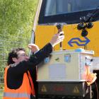 Bildtext: DLR-forskaren Paul Unterhuber kontrollerar det radiobaserade R2DATO-systemet på testbana i Amersfoort. Foto: DLR