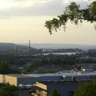 Ljungarums industriområde. Jönköping i bakgrunden med Munksjön och Vättern. Foto: Moralist/Wikimedia Commons/https://commons.wikimedia.org/wiki/File:Ljungarums_industriomr%C3%A5de_och_J%C3%B6nk%C3%B6ping.JPG