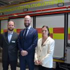 Beredskapssamordnarna Christian Isberg och Rebecka Larsson tillsammans med ministern för civilt försvar, Carl-Oskar Bohlin. Foto: Härryda kommun