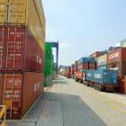 Andelen containerkapacitet som drivs utanför de stora rederialliansen minskar snabbt på rutten mellan Asien och Nordamerikas västkust. Foto: portcalls asia / unsplash