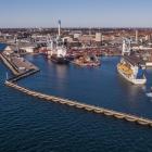 Containertrafiken fortsätter att öka i Helsingborgs Hamn under 2025. Här syns containerterminalen med pågående fartygshantering och vy mot staden. Foto: Helsingborgs Hamn