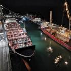 Dettifoss, ett av Eimskips containerfartyg under kran 19 i Västhamnen i Helsingborg. När hamnens nya landströmsanläggning tas i drift kan fartyg som detta försörjas med el direkt från land under sin kajvistelse. Foto: Actemium