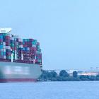Fartyg med container lämnar Hamburgs hamn, kanske mot USA. Foto: Hamburg Port Authority