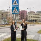 Märta Martin-Granlund (till vänster) överlämnar cykelpriset till Edit Holmqvist, Kommunstyrelsen, Sundbybergs stad. Foto: Centerpartiet