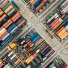 Systemet samlar omfattande sanktions- och bevakningslistor från myndigheter i USA, EU, APAC och EMEA och gör det möjligt för företag att snabbt identifiera handelspartners som omfattas av restriktioner. Foto: chuttersnap /unsplash