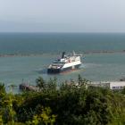 En DFDS-färja lämnar hamnen i Dover en molnig dag. Foto: Thivanika Uthayakumaran/Unsplasy