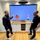 Rickard Stensson, digitaliseringsansvarig demonstrerar hur det nya verktyget kan ge snabbare beslutsunderlag för Fredrik Sandberg, t.f. ekonomichef. Foto: Norrköpings hamn