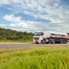 En lastbil ska förses med solpaneler som ska bidra till att täcka delar av fordonets energibehov. Foto: ale sat /Unsplash