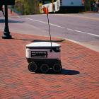 En leveransrobot för mat på väg att korsa gatan i North Carolina, USA Foto: leiada krozjhen/unsplash