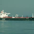 Fartyget Eventin, tidigare Storviken, är en dubbelbottnad tanker som är 274,4 meter lång och 48 meter bred. Bilden visar när fartyget anländer till Rotterdam. Dess transportkapacitet är cirka 175 000 kubikmeter. Fartyget drivs av en sexcylindrig tvåtakts dieselmotor av typen 6S70ME-C från MAN med en effekt på 17 640 kilowatt, som driver en ställbar propeller. Fartygets toppfart är omkring 16 knop. Foto: Wikipedia Common Lic: kredit: AlfvanBeem -