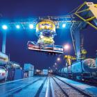 Intermodala godstransporter i en europeisk järnvägsterminal. Flera transportorganisationer varnar EU för att längre och tyngre lastbilar kan minska järnvägens konkurrenskraft. Foto: Hupac.