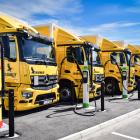 Falkenklev Logistik i Malmö är kanske landets mest elektrifierade åkeri. Nyligen invigdes fas två av företagets publika laddpark i Malmö med laddplats för 38 tunga lastbilar. Foto: Mercedes-Benz