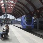 Utredningen föreslår även att systemet för flygpassageraruppgifter breddas till att omfatta resor med färja, tåg och buss till och från Sverige. Foto: Phil Richards/Wikimedia Commons/https://commons.wikimedia.org/wiki/File:09.05.22_Malm%C3%B6_Centralstation_X61_062_(52094468370).jpg