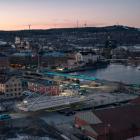 Flytten tog cirka två timmar och väl på plats vid brofästet sköts bron ut bit för bit tills den nådde mitten. Foto: Peab