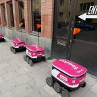 Ett nytt inslag i stadsbilden – uppskattat av många men också ifrågasatt. Foto: 	Moonhouse/Wikimedia Commons/https://commons.wikimedia.org/wiki/File:Foodora_delivery_bots_with_flags.jpg