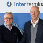 Fredrik Svanbom, VD Gävle Hamn AB, och Johan Zettergren, VD Inter Terminals Sweden AB, vid signeringen av det nya 25-åriga avtalet. Foto: Gävle Hamn