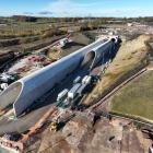HS2 färdigställer unik tunneldesign för att minska ljudbangar. Byggteam som arbetar med HS2-projektet har färdigställt två specialutformade tunnelmynningar vid den södra änden av järnvägens längsta tunnel. Konstruktionen är framtagen för att eliminera risken för så kallade ”ljudbangar” som uppstår när höghastighetståg kör in i tunneln i hastigheter upp till 200 miles per hour (cirka 320 kilometer i timmen). Foto: HS2-projekt