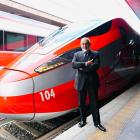 Modellen presenterades av Stefano Antonio Donnarumma, vd och generaldirektör för FS Group, samt Gianpiero Strisciuglio, vd och generaldirektör för Trenitalia. Uppgraderingen är en del av företagets strategiska plan för 2025–2029, som bland annat fokuserar på teknologisk utveckling och hållbarhet. Foto: FS Group