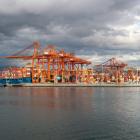 Vancouvers hamn ökade containerimporten under första kvartalet 2026 samtidigt som flera större hamnar på USA:s västkust tappade volymer. Foto: Mia de Jesus/Unsplash