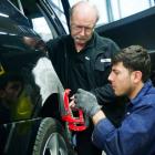 Statistiken visar att 56 procent av eleverna som 2023 gick ut en fordons- och transportutbildning på Komvux var etablerade på arbetsmarknaden ett år efter examen. Foto: Transportföretagen