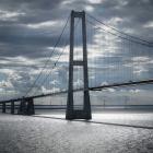 Sverige tillåter sedan 2023 lastbilsekipage på upp till 34,5 meter på ett utpekat vägnät och Danmark har sedan starten av 2024 en försöksverksamhet med fordon upp till 32 meter som trafikerar en särskild sträcka. De danska ekipagen har inte fått framföras i Sverige då de inte lever upp till alla tekniska krav gällande framkomlighet i kurvor och på hala väglag och de svenska ekipagen är i regel för långa i jämförelsen med reglerna i Danmark. Foto: Manuel Keller/Unsplash