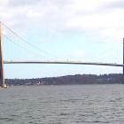 Det finns två broar i Danmark som heter Lilla Bältbron. Det är en äldre från 1935 och en nyare från 1970 (i bilden). Båda broarna går över Lilla Bält mellan Snoghøj (numera en del av Fredericias tätort) på Jylland och Middelfart på Fyn. Den nyare bron är en ren vägbro och vägen utgörs av en viktig motorväg. Foto: Wikipedia Commons. Kredit: Kredit:  Ävar Arnfjöro Bjarmason.