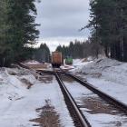 Järnvägsterminalen i Malungsfors i Dalarna sett från Råbergsvägen. Foto: Leojth/Wikimedia Commons/https://commons.wikimedia.org/wiki/File:J%C3%A4rnv%C3%A4gsterminalen_i_Malungsfors_20240330.jpg