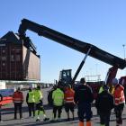 – Det här kapar ledtiderna enormt och hanteringen blir mycket enklare när man bara behöver hantera godset en gång, inte två eller tre, kommenterar Erik Lögdström, platschef på Sandahls som ska drifta plattan. Foto Ulrika Andersson och Anna-Clara Fridén