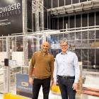 Mats Jonsson och Bilal Charif vid Nowaste Autostore plock pilot cell. Foto: Cognibotics