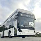 Elbussar drivs direkt av batterier och har generellt hög energieffektivitet. Vätgasbussar använder bränsleceller där energi först omvandlas från vätgas till elektricitet, vilket innebär större energiförluster och högre systemkostnader. Foto: MCV - Bus2bus