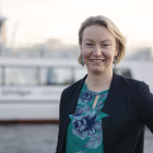 Michaela Haga framför pendelbåt. Foto: Region Stockholm