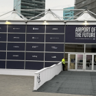Entrén till Airport of the Future-zonen vid södra ingången till Fira de Barcelona. På fasaden syns samtliga partners – från Airbus och AENA till Outsight, NTT Data och Vueling. Zonen är en del av MWC:s "Journey to the Future"-serie, med flyg som första bransch. Foto: Nicholas Christiansen.