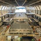 I de här stora hallarna i Hobart börjar arbetet med rederiets tre elektriska snabbfärjor att ta form. Foto: Molslinjen