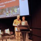 Matz Magnusson, verksamhetsledare på Nordic Infracenter välkomnade Dan Olofsson till Nordic Infracenters föreläsningar på Train & Rail. Foto: Nordic Infracenter