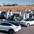 Elbilar laddas vid en laddstation i Sandvika utanför Oslo.  Foto: mobilityportal.eu