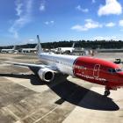 Norwegian-plan på marken: (EI-FYB) Boeing 737-8 MAX. Foto: Wikimedia Commons. Kredit: Norwegian.