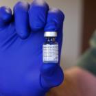 Socialstyrelsen får uppdrag om lagerhållning av sjukvårdsprodukter. Pfizers coronavaccin i bild. Foto: jesse-paul/Unsplash