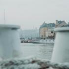 Skeppsbron i Stockholm, sett från vattnet med Gamla stan i bakgrunden. Foto: Magnus Andersson/Unsplash